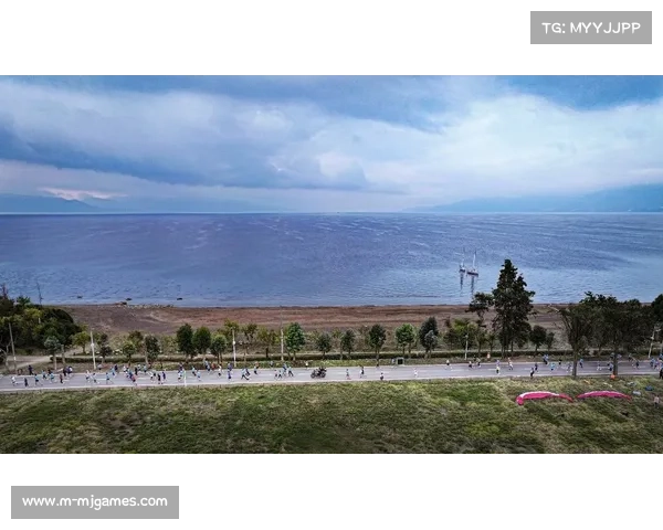 玉溪站赛道途经抚仙湖,车手赛后集体湖边放松恢复